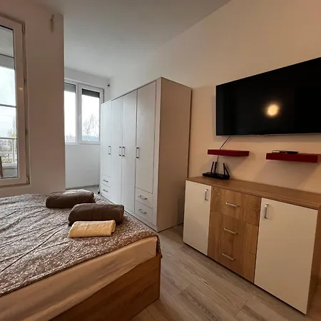 شقة Warsaw Cozy Near Unss And Nsa With Balcony