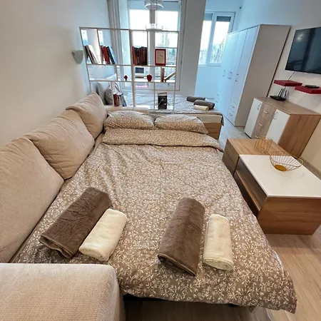 شقة Warsaw Cozy Near Unss And Nsa With Balcony صوفيا