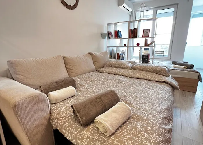 شقة Warsaw Cozy Near Unss And Nsa With Balcony