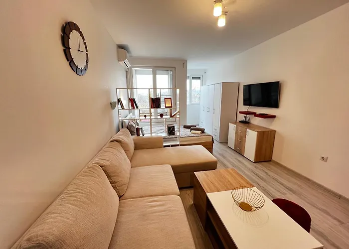 Warsaw Cozy Near Unss And Nsa With Balcony شقة